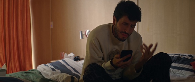 Video Reference: Hand, Gesture, Comfort, Elbow, T-shirt, Mobile phone, Event, Wrist, Fun, Audio equipment