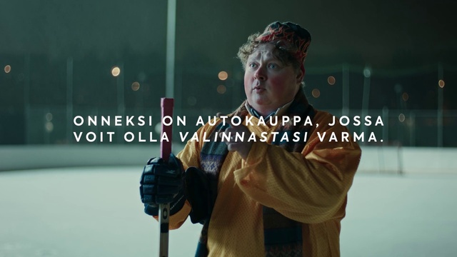 Video Reference: Glove, Camera lens, Font, Reflex camera, Single-lens reflex camera, Camera, Player, Winter, Sports gear, Photo caption