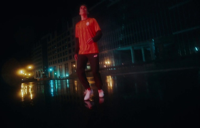 Video Reference: Water, Automotive lighting, Flash photography, Sky, Performing arts, Entertainment, Midnight, Event, Performance art, Magenta