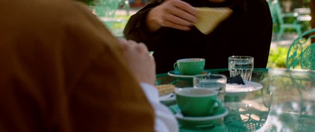 Video Reference: Hand, Tableware, Drinkware, Dishware, Cup, Gesture, Serveware, Finger, Teacup, Plate