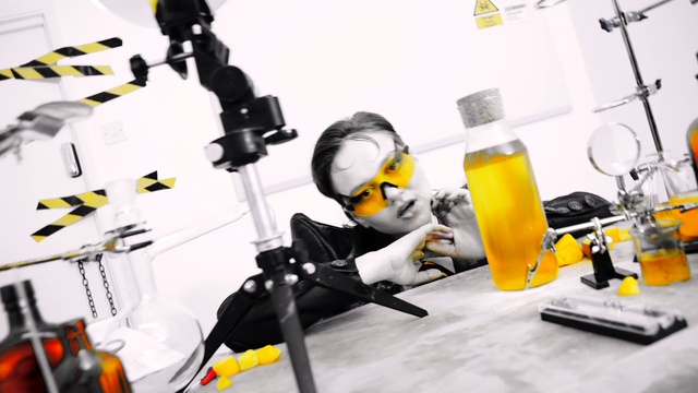 Video Reference: Toy, Lego, Toy block, Yellow, Building sets, Engineering, Machine, Goggles, Figurine, Action figure