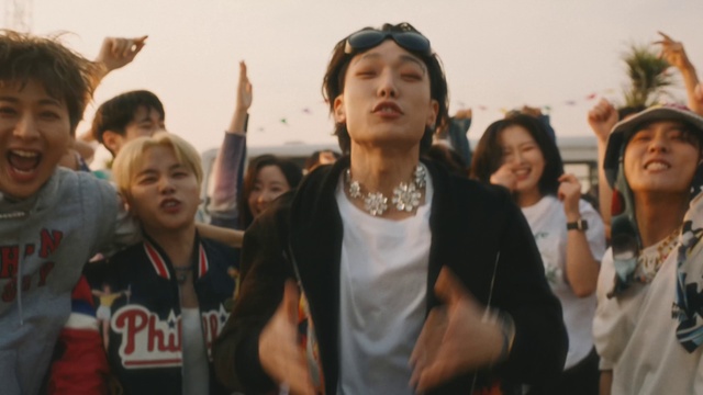 Video Reference: Gesture, Eyewear, T-shirt, Hat, Happy, Vest, Event, Fun, Jewellery, Fan