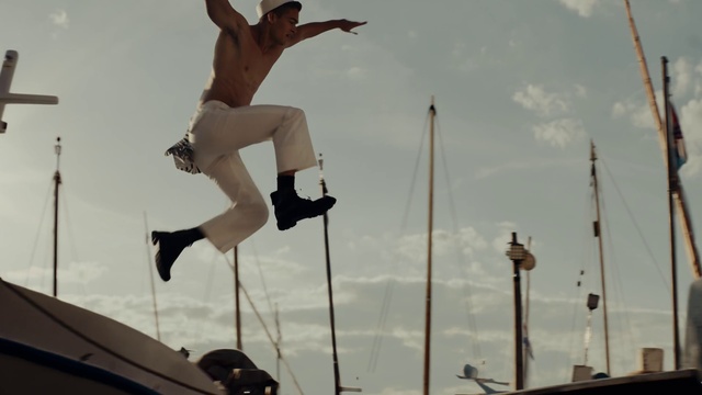 Video Reference: Sky, Cloud, Leg, Shorts, Happy, Freestyle walking, Street stunts, Entertainment, Performing arts, Stunt performer