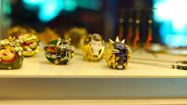 Video Reference: Indoor games and sports, Glass, Metal, Fashion accessory, Games, Toy, Macro photography, Sweetness, Delicacy, Collection