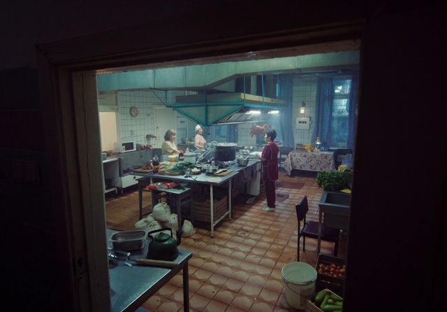 Video Reference: Furniture, Table, Building, House, Flooring, Kitchen, Coffee table, Window, Glass, Chair