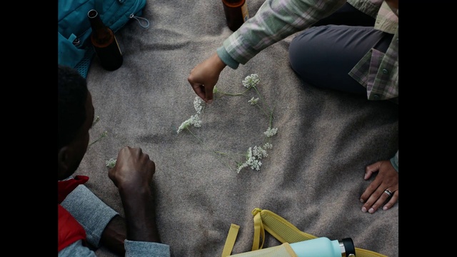 Video Reference: Green, Textile, Gesture, Yellow, Finger, Adaptation, Snapshot, Nail, Human leg, Thumb