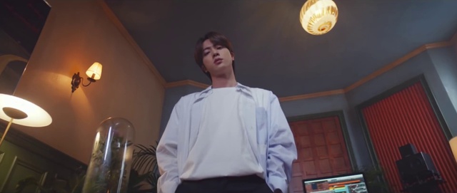 Video Reference: Light, Dress shirt, Flash photography, Lighting, Lamp, Fun, Entertainment, Audio equipment, Event, Formal wear