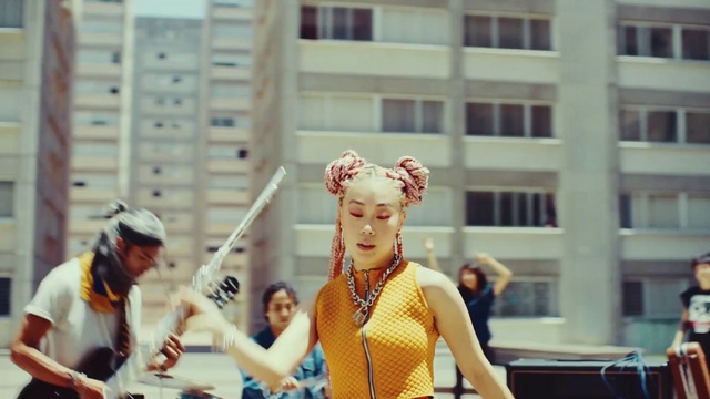 Video Reference: Window, Street fashion, Eyewear, Happy, Performing arts, Entertainment, Personal protective equipment, Leisure, Glove, Event