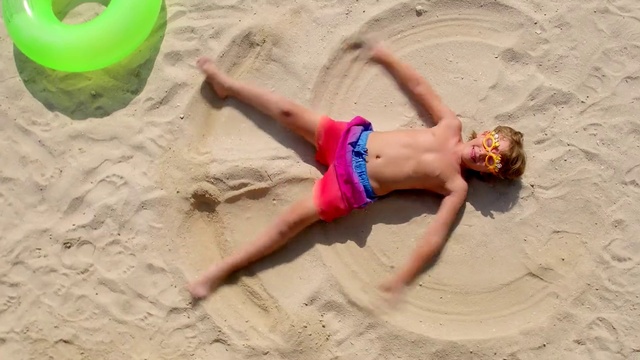 Video Reference: People on beach, Beach, Swimwear, Thigh, Leisure, Fun, Recreation, Barefoot, Sand, Competition event