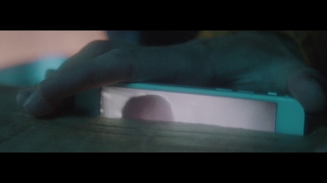 Video Reference: Azure, Automotive lighting, Automotive mirror, Gesture, Rear-view mirror, Gadget, Window, Automotive exterior, Tints and shades, Eyewear