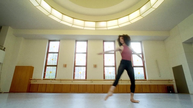 Video Reference: Leg, Active pants, Wood, Knee, Thigh, Flooring, Waist, Interior design, Floor, Performing arts