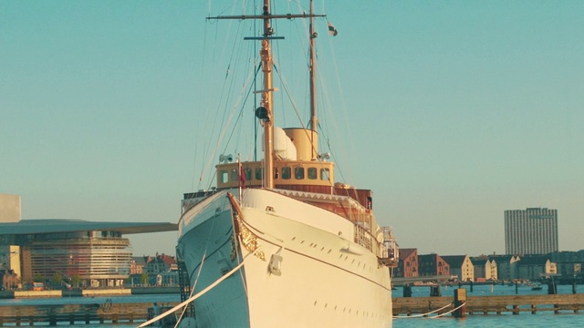 Video Reference: Sky, Boat, Watercraft, Naval architecture, Ship, Flag, Water, Horizon, City, Port