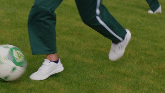 Video Reference: Footwear, Shorts, Shoe, Arm, Leg, Plant, Human body, Knee, Gesture, Sports equipment