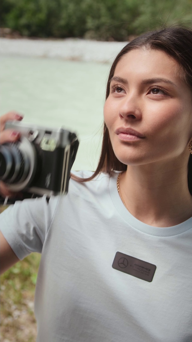 Video Reference: Lip, Hairstyle, Shoulder, Photographer, Neck, Flash photography, Reflex camera, Eyelash, Sleeve, Camera lens