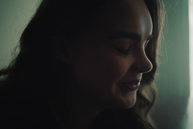 Video Reference: Nose, Cheek, Lip, Chin, Smile, Eyebrow, Mouth, Eyelash, Neck, Flash photography