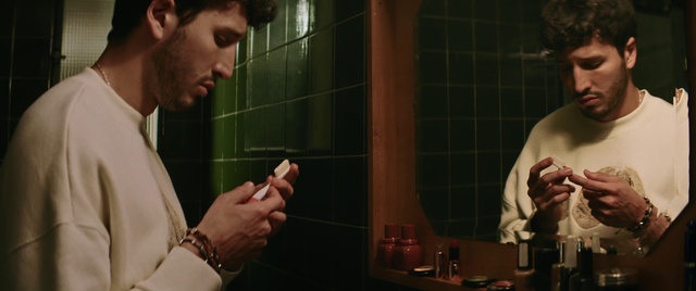 Video Reference: Gesture, Eyewear, Tableware, Flash photography, Thumb, Wrist, Bathroom, Formal wear, Plumbing fixture, Conversation