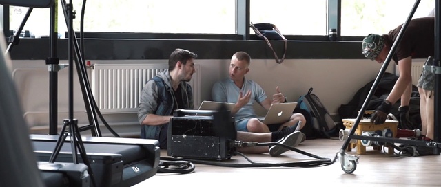 Video Reference: Computer, Window, Personal computer, Laptop, Output device, Table, Automotive design, Gadget, Audio equipment, T-shirt