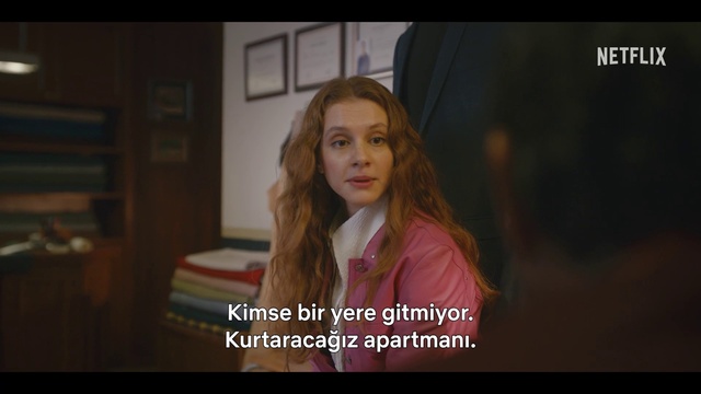 Video Reference: Flash photography, Eyelash, Television presenter, Font, Happy, Long hair, Event, Layered hair, Blond, Shelf