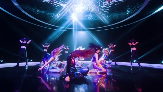 Video Reference: Musical instrument, Purple, Light, Musician, Guitarist, Guitar, Dress, Concert, String instrument, Artist