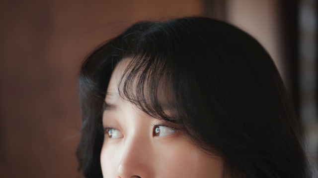 Video Reference: Forehead, Nose, Cheek, Lip, Chin, Eyebrow, Eyelash, Jaw, Flash photography, Black hair