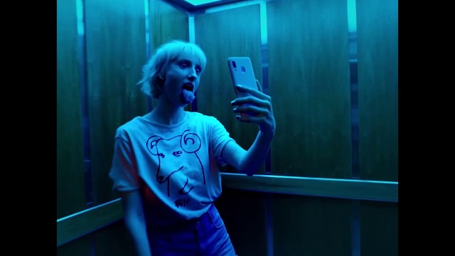 Video Reference: Arm, Shoulder, Blue, Purple, Azure, Human, Sleeve, Flash photography, T-shirt, Entertainment