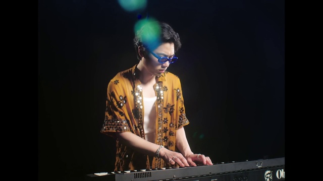 Video Reference: Musical instrument, Keyboard, Musician, Musical keyboard, Musical instrument accessory, Electronic keyboard, Music, Music artist, Performing arts, Keyboard player