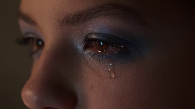 Video Reference: Nose, Cheek, Eyelash, Neck, Flash photography, Jaw, Fluid, Iris, Black hair, Liquid