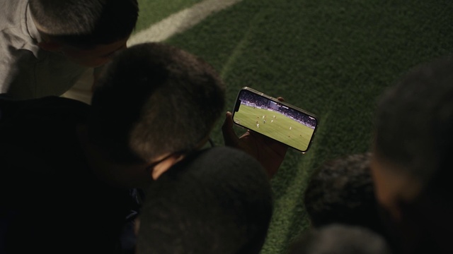 Video Reference: Gesture, Gadget, Camera, Grass, Competition event, Event, Fun, Display device, Championship, Sport venue