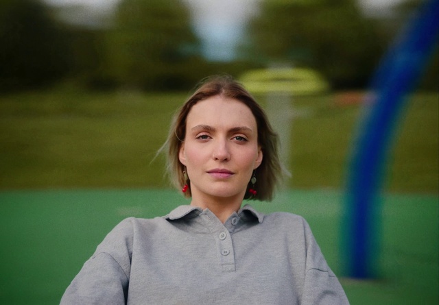 Video Reference: Sleeve, Mammal, Gesture, Collar, Flash photography, Happy, Grass, Street fashion, Leisure, People in nature