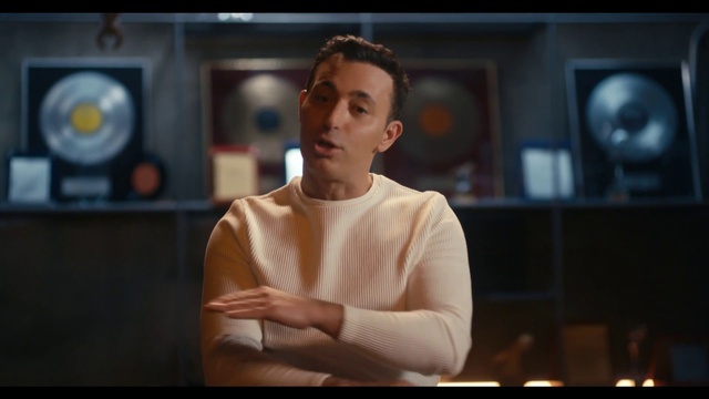 Video Reference: Flash photography, Entertainment, Audio equipment, T-shirt, Event, Fun, Picture frame, Performing arts, Room, Musician