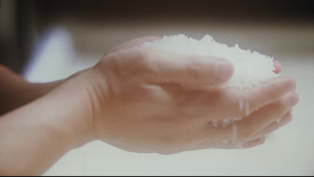 Video Reference: Gesture, Finger, Thumb, Nail, Foot, Flesh, Peach, Snow
