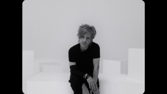 Video Reference: Product, Flash photography, Sleeve, Gesture, Font, Elbow, Rectangle, T-shirt, Monochrome photography, Comfort