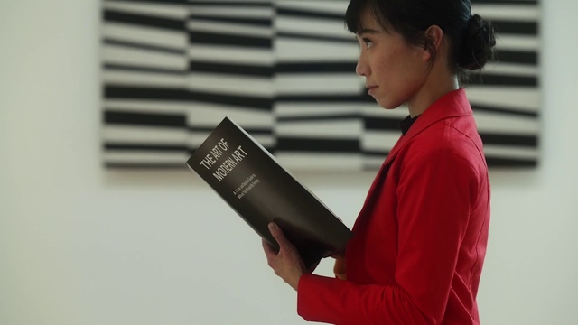 Video Reference: Sleeve, Collar, Gadget, Blazer, Publication, White-collar worker, Job, Communication Device, Fashion design, Mobile device