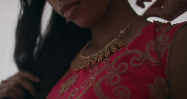 Video Reference: Neck, Eyelash, Sleeve, Elbow, Fashion design, Jewellery, Chest, Pattern, Event, Necklace