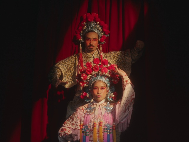 Video Reference: Temple, Entertainment, Performing arts, Curtain, Taiwanese opera, Fashion design, Magenta, Theater curtain, Peking opera, Jewellery