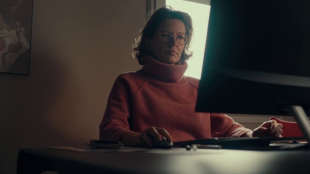 Video Reference: Glasses, Mouth, Vision care, Flash photography, Eyewear, Comfort, Darkness, Fun, Event, Sitting