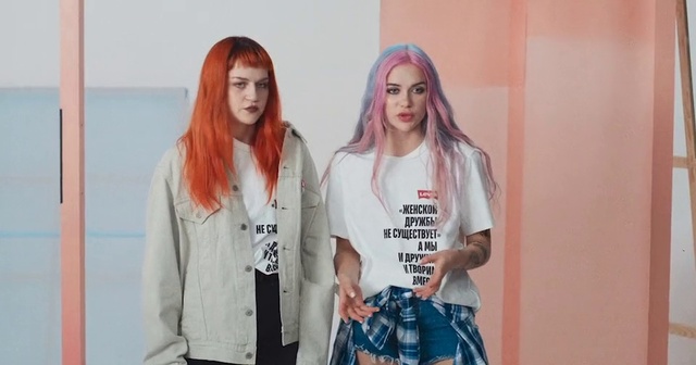 Video Reference: Hair, Joint, Hairstyle, Street fashion, Fashion, Sleeve, Orange, Gesture, Eyelash, Happy