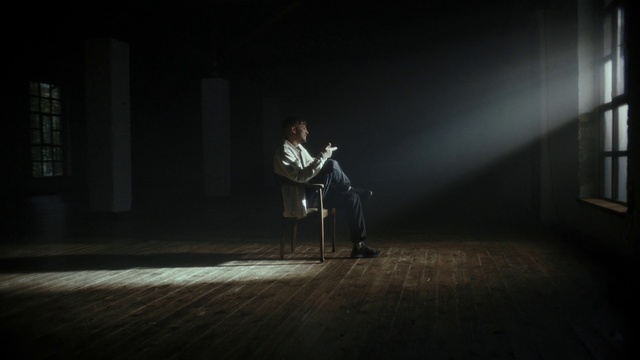 Video Reference: Flash photography, Standing, Grey, Sky, Flooring, Floor, Entertainment, Tints and shades, Wood, Performing arts