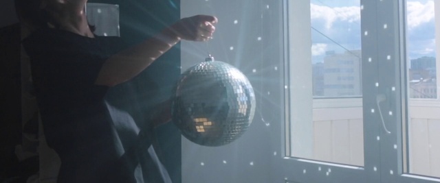 Video Reference: Mirror, Window, Automotive lighting, Gesture, Glass, Lens flare, Circle, Event, Vehicle door, Ball