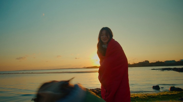 Video Reference: Water, Sky, Cloud, People in nature, Flash photography, Standing, Happy, Dusk, Lake, Sunlight