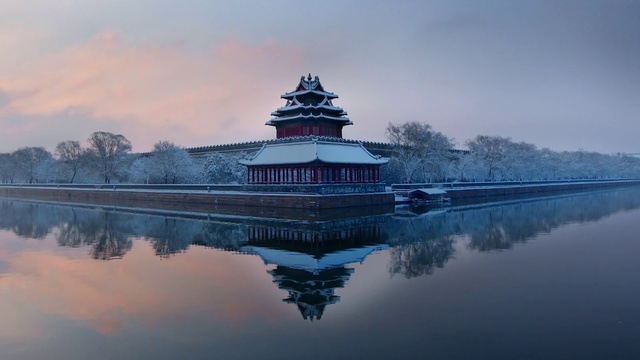 Video Reference: Water, Sky, Cloud, World, Tree, Watercourse, Atmospheric phenomenon, Lake, Bank, Horizon