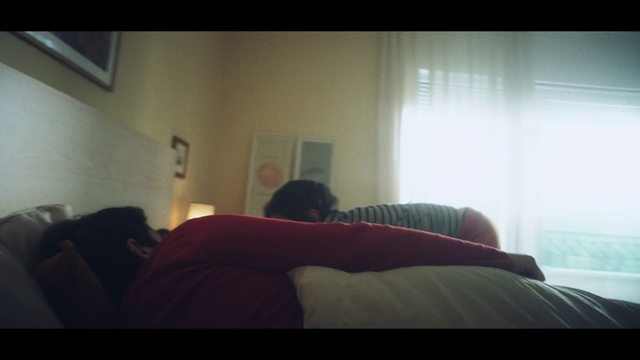 Video Reference: Cloud, Comfort, Sky, Wood, Interior design, Flooring, Floor, Living room, Rectangle, Hardwood