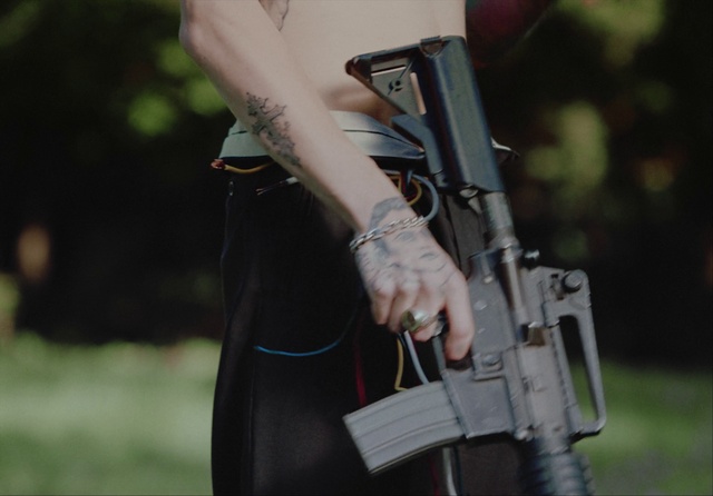 Video Reference: Street fashion, Sleeve, Waist, Gesture, Bag, Eyewear, Grass, Sunglasses, Laptop, Bicycle handlebar