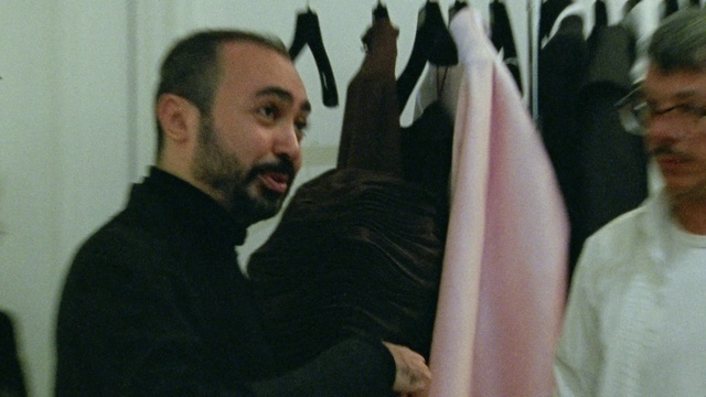 Video Reference: Hairstyle, Beard, Gesture, Fun, Event, T-shirt, Facial hair, Room, Tie, Fashion design