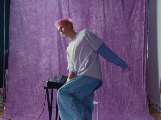 Video Reference: Purple, Musician, Audio equipment, Violet, Electronic instrument, Music, Performing arts, Artist, Entertainment, Magenta