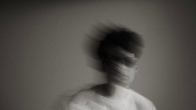 Video Reference: Eye, Eyelash, Jaw, Flash photography, Ear, Gesture, Tints and shades, Chest, Eyewear, Elbow