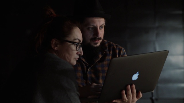 Video Reference: Glasses, Hand, Computer, Personal computer, Laptop, Flash photography, Netbook, Hat, Eyewear, Fun