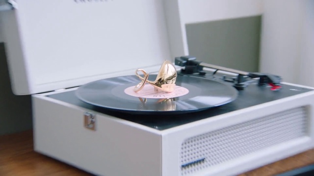 Video Reference: Automotive design, Gramophone record, Composite material, Gas, Wood, Electronic device, Audio equipment, Record player, Gadget, Entertainment