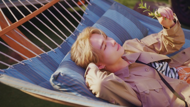 Video Reference: Vertebrate, Comfort, Mammal, Smile, Leisure, Happy, People, Fun, Grass, Wood