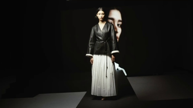 Video Reference: Flash photography, Waist, Fashion design, Entertainment, Performing arts, Event, Choreography, Formal wear, Darkness, Knee